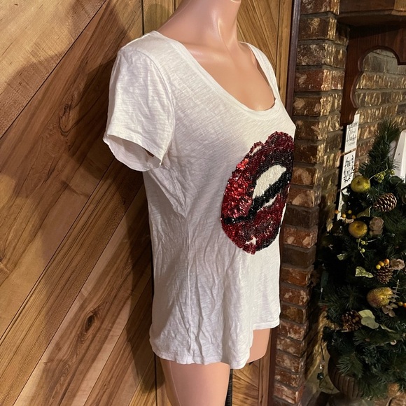 Express Women’s Medium Sequined Lips Round Neck Tee - Picture 5 of 9